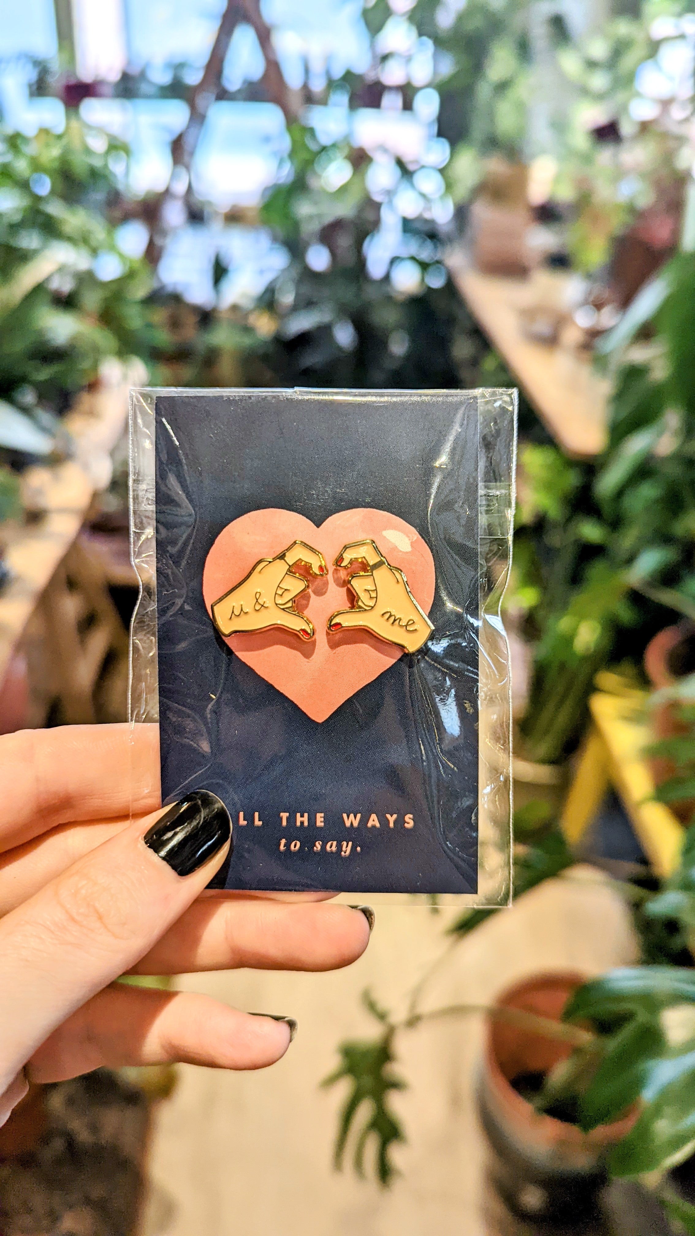 ATWTS │ Pin&#39;s Main d&#39;Amour (Hands of love)
